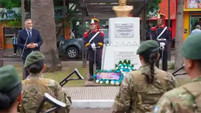 La Banda rinde un homenaje histórico: el busto que reivindica a un héroe olvidado