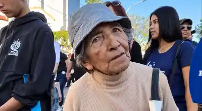 Caminó con bastón y sombrero hasta la procesión: lo que dijo esta abuela salteña