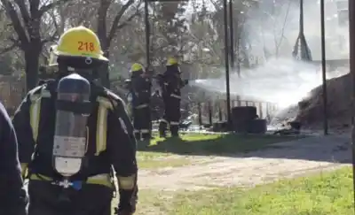 Un galpón ardió en General Pico: los bomberos llegaron justo
