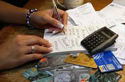 Debés el 1400% de interés y te embargan el sueldo: el plan de abogados que ya ayuda a endeudados