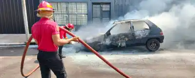 Iba por una avenida de Posadas y el auto empezó a largar humo: lo que encontró al abrir el capó