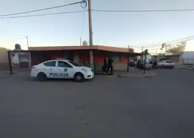 Dejó la mochila en la vereda por un momento: lo que había adentro terminó en un allanamiento