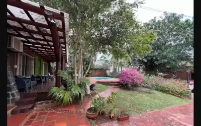 Trabajar en un hostal de Iguazú: la oferta que incluye techo y una condición que muchos no tienen