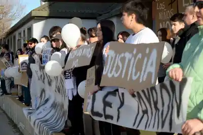 Tres minutos de silencio en el hospital: la familia de Tayron no se rinde