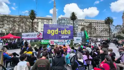 La UBA copó Plaza de Mayo y una médica de 90 años se llevó todas las miradas con su mensaje