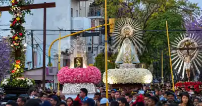 Los palos amarillos que escoltan al Milagro: el secreto que casi nadie nota