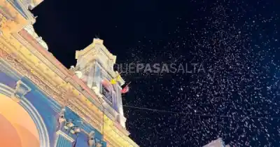 Miles de pétalos cubrieron a la Virgen del Milagro: el detalle que pocos ven en la Catedral