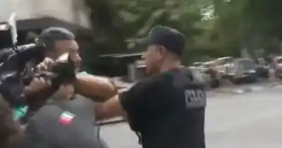 Agresión policial en vivo: un camarógrafo fue empujado y tomado del cuello durante una cobertura en Rosario