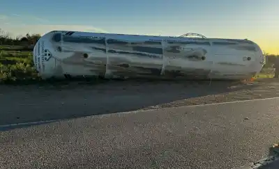 Un camión cargado de gas volcó en la ruta 143 y el corte no tiene fecha de final