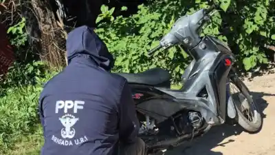 Una moto robada, una ganzúa escondida y un operativo que terminó con tres detenidos en Formosa
