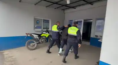 Le roció alcohol y le prendió fuego: el adolescente imputado ya tiene nuevo destino