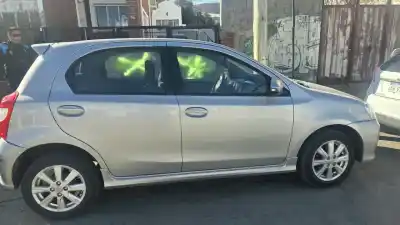 Estacionó en el centro y cuando volvió al auto se encontró con algo pegado en el parabrisas