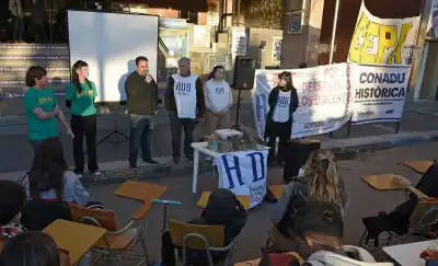 Docentes de la UNLPam sacaron los pupitres a la calle y el reclamo escaló