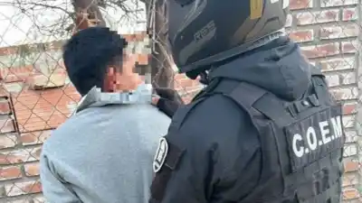 Tocó el timbre del centro vecinal y lo que hicieron después lo dejó detenido