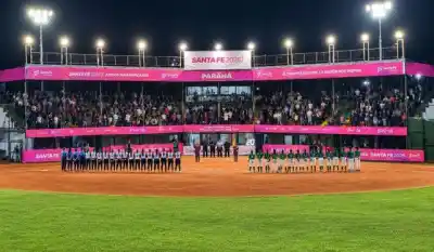 Paraná abrió el telón del sóftbol sudamericano: Argentina arrancó con todo y hay fiesta en el Cargnel