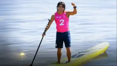 Se subió a una tabla en el río y terminó haciendo historia para Rosario