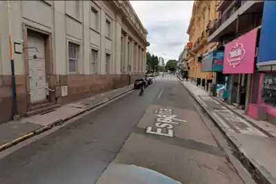 El socavón que apareció en pleno centro de Paraná: qué van a encontrar abajo del asfalto