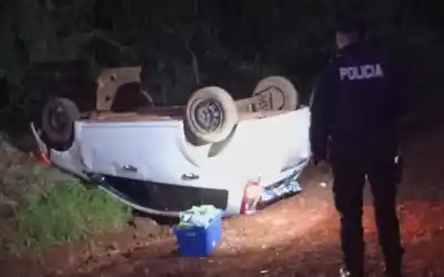 Iba por un camino de tierra en Campo Viera cuando el auto le jugó una mala pasada