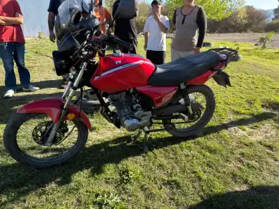 Lo esperó con un cuchillo para sacarle la moto, pero una hora después la policía encontró algo en una zanja