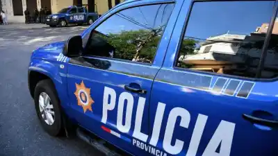 Lo pescaron teniendo sexo en plena calle y la reacción fue destrozar un patrullero a patadas