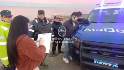 Lo pararon en el acceso a Caleta Olivia y el hallazgo adentro del auto lo complicó todo