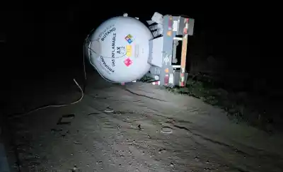 Un camión con gas licuado volcó en la ruta 143 y la ruta sigue cortada: por qué no dejan pasar a nadie