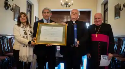 Tres diplomas, un solo papa: el gesto que la UNSa guardó durante años y se concretó en pleno Milagro