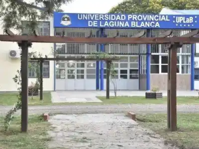 En la universidad de Laguna Blanca, la mayoría de los estudiantes esconde el mismo origen