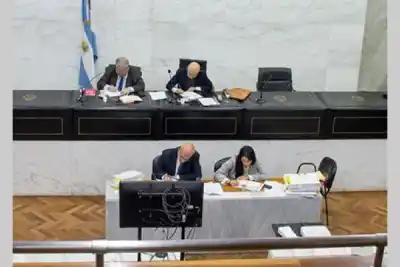 Volaba en un avión de Gendarmería y en la escala apareció algo que no podía justificar