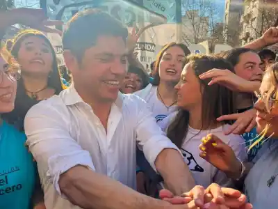 Kicillof cambia de agenda y se queda en La Plata para una marcha que genera ruido en su propio espacio