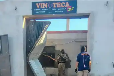Allanaron dos casas en San Agustín: lo que encontraron adentro de la vinoteca los dejó sin palabras