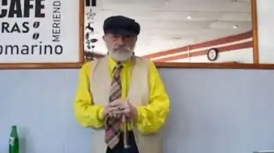 Se fue de Buenos Aires con lo puesto, trabajó con Chanel y vistió a Cher: el regreso silencioso de un genio de la moda