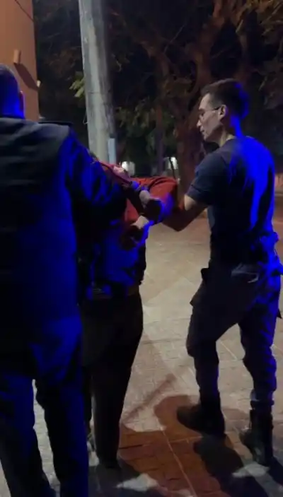 Le robó los carteles a un comercio, pero no esperaba lo que hizo la policía cuando lo fueron a identificar