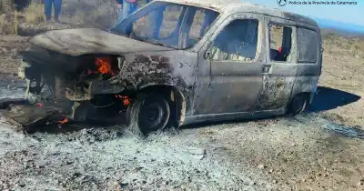 Una camioneta ardió en plena ruta de Ancasti y la escena dejó a todos desconcertados