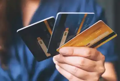 Tenía que cuidar las tarjetas de los chicos del hogar: lo que hizo con la de uno de ellos