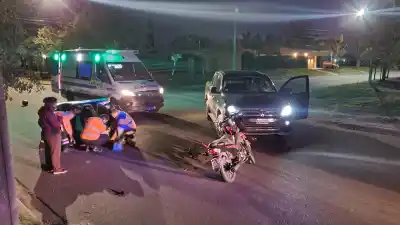 Iban en moto por la 48 y 15: el impacto los dejó tendidos en el asfalto
