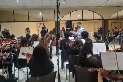 Chamamé en versión orquesta: más de 50 jóvenes suben a escena y hay un invitado que nadie espera