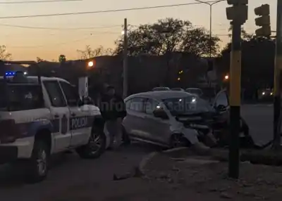 Volvía del trabajo cuando un auto lo embistió en la rotonda de San Carlos