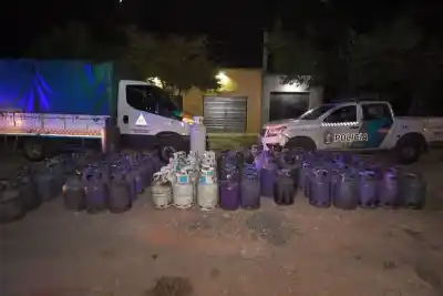 Operativo en Varela: Hallaron un depósito clandestino con más de 100 garrafas
