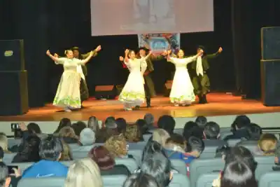 La serenata que nadie se quiso perder: quién sorprendió en la vigilia de La Banda