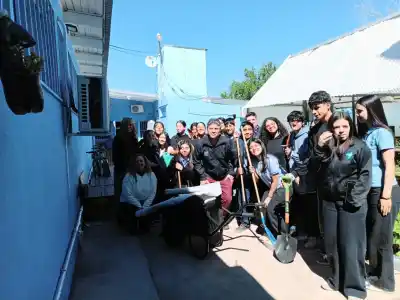 El plan que ya cambia los patios de tres escuelas: qué hay adentro de los kits