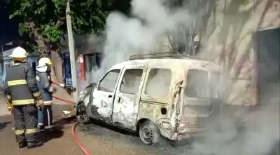 Una Kangoo ardió en plena madrugada y los vecinos no podían creer lo que veían