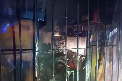 Se despertaron con el taller de motos en llamas: lo que quedó adentro tras el incendio