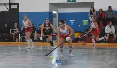 El torneo de hockey que se define en el Polideportivo de Dina Huapi tiene un líder inesperado