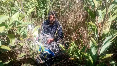 Cortaban los yuyos en un baldío del oeste y frenaron en seco: había alguien entre las malezas