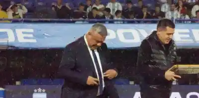 La Bombonera le dio la espalda: el silbido unánime que recibió Chiqui Tapia en pleno homenaje