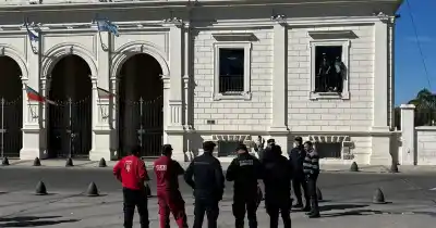 Dos personas se subieron a los ventanales del municipio y la Capital se paralizó