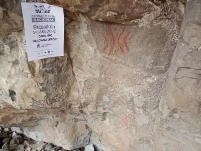 Caminaban por la estepa de Pilcaniyeu y lo que apareció entre las rocas cambió todo