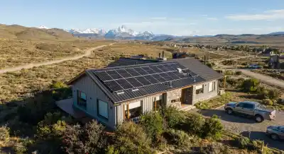 Una familia rionegrina quiso poner paneles solares y se topó con un obstáculo: la iniciativa que busca destrabarlo
