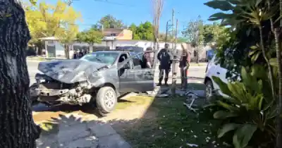 Choque en barrio San José: los autos terminaron donde una vecina ya había advertido